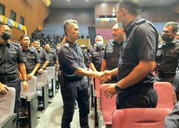 MOHD. SHUHAILY Mohd. Zain (kiri) selepas selesai sesi taklimat PRU15 kepada anggota dan pegawai Kontinjen Pulau Pinang di Dewan Sri Pinang, George Town, Pulau Pinang hari ini.