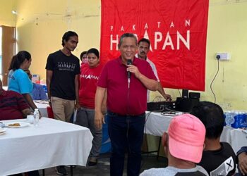 AMINUDDIN Harun sewaktu berucap pada majlis perjumpaan bersama jentera PH di Taman PD Utama, Port Dickson hari ini.-UTUSAN/ZAKKINA WATI AHMAD TARMIZI.