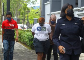 M.NANTHINI (dua dari kiri) dibawa ke Mahkamah Majistret Seremban bagi didakwa atas pertuduhan menipu. - UTUSAN/NOR SHAFAWATI YUP