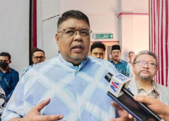 AB. RAUF Yusoh bercakap kepada pemberita ketika ditemui selepas program di Universiti Melaka, Kuala Sungai Baru, Melaka. - UTUSAN/MUHAMMAD SHAHIZAM TAZALI