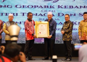 TAKIYUDDIN Hassan (tiga dari kiri) menyerahkan Sijil Pengiktirafan Stong Geopark Kebangsaan kepada Ahmad Yakob di Majlis Penyerahan Sijil Pengiktirafan Stong Geopark Kebangsaan di Kota Bharu, Kelantan. - UTUSAN/KAMARUL BISM KAMARUZAMAN