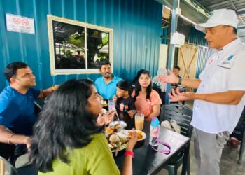 AHMAD Idham Ahmad Nadzri ketika bertemu orang ramai di Kampung Si Rusa, Port Dickson hari ini.-UTUSAN/AFIFI HAFIZ MOHD. NOR.