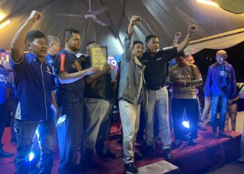 MOHD. ZAIDI MOHD. SAID (baju hitam) pada program Pentas Anak Muda Berubah yang turut dihadiri penceramah bebas, Datuk Kazim Elias di Permatang Pauh, Pulau Pinang malam tadi.