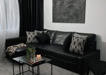 Pemilihan sofa dan langsir warna hitam melengkapkan tema gelap.