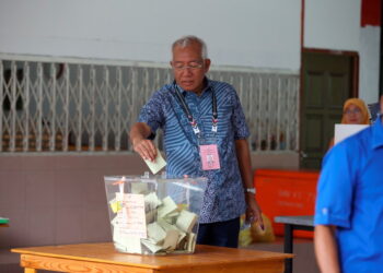 MAHDZIR Khalid mengundi di SK Naka sempena PRU15 bagi Parlimen Padang Terap di sini. -UTUSAN/SHAHIR NOORDIN