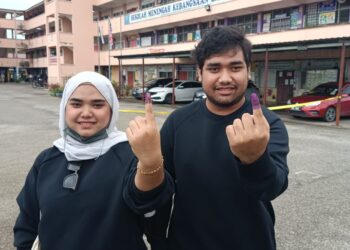 NURUL Nabila Rosli (kiri) dan Mohamad Haikal teruja kali pertama mengundi di Sekolah Menengah Kebangsaan (SMK) Bandar Kerayong di Bera, Pahang. - UTUSAN/AZIZAH SHAFIEI