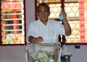 BUNG Moktar Radin selesai mengundi di SMK Bukit Garam. Kinabatangan tengah hari tadi.