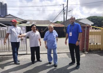 TENGKU Razaleigh Hamzah (dua kanan) semasa tiba untuk membuang undi di SK Kampung Sireh, Kota Bharu, Kelantan.-UTUSAN/YATIMIN ABDULLAH
