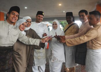 AMIERA NABILA MOHD.  SHAHRIN dan  suami Mohammad Ashraf Almas bersama-sama ahli keluarga  selepas mengundi di Dewan Kampung Melayu Majidee Johor Bahru.