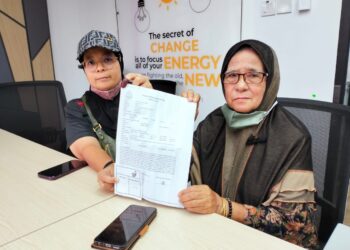 ZALEHA Abdul Rahman (kanan) bersama anaknya, Zuliza Ramli menunjukkan laporan polis yang dibuat di Balai Polis Kota Sarang Semut, Alor Setar. -UTUSAN/MOHD RAFIE AZIMI