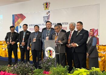 DATUK Masri Razali mengumumkan keputusan bagi kerusi Parlimen Seremban di Wisma Majlis Bandaraya Seremban (MBS) Seremban malam ini UTUSAN/ZAKKINA WATI AHMAD TARMIZI