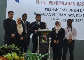 MOHAMAD Najib Mustafa mengumumkan keputusan PRU15 bagi Parlimen Rembau di Pusat Penjumlahan Undi, Dewan Sri Rembau, malam ini