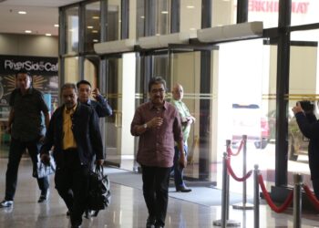 AHLI Majlis Kerja Tertinggi UMNO, Datuk Johari Abdul Ghani tiba di Menara Dato Onn, Kuala Lumpur hari ini.