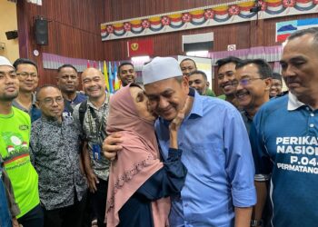 MUHAMMAD FAWWAZ Mat Jan dicium ibunya,, Kamariah Abdul Latif selepas memenangi kerusi Parlimen Permatang Pauh di IKTBN di Bukit Mertajam malam ini.