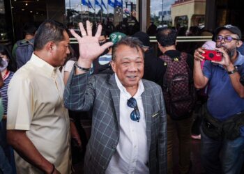 BUNG Moktar Radin melambai kepada par petugas media ketika hadir pada Menara Dato Onn, Kuala Lumpur hari ini.