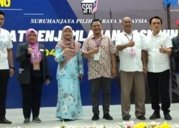 FADHLINA Sidek (tiga dari kiri) ketika ditemui pemberita di tempat penjumlahan undi Dewan Serbaguna Jawi, Nibong Tebal, Pulau Pinang selepas diumumkan sebagai pemenang kerusi Parlimen Nibong Tebal pada PRU15 malam tadi.