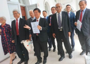 CHOW KON YEOW (tengah) selepas selesai membentangkan Bajet 2023 di Dewan Undangan Negeri Pulau Pinang di George Town hari ini.