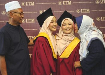 PASANGAN kembar, Amirah Syahirah (dua dari kiri) dan Amirah Syafirah Rizal bersama ibu bapanya Rizal Hasan dan Suriyani Abdullah sempena Konvokesyen UTM ke 66 di UTM, Skudai Johor Bahru disini.-UTUSAN/RAJA JAAFAR ALI