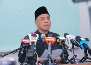 SAARANI Mohamad pada sidang akhbar selepas majlis angkat sumpah jawatan sebagai Menteri Besar di Istana Iskandariah Bukit Chandan di Kuala Kangsar hari ini. - UTUSAN/MUHAMAD NAZREEN SYAH MUSTHAFA