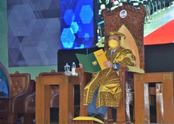 TUANKU Syed Faizuddin Putra Jamalullail berkenan menyampaikan titah sewaktu berangkat menyempurnakan Istiadat Konvokesyen Unimap ke-16 sidang ke-7 di Dewan Ilmu Kampus Alam Unimap, Pauh Putra, Arau, Perlis, hari ini.- UTUSAN