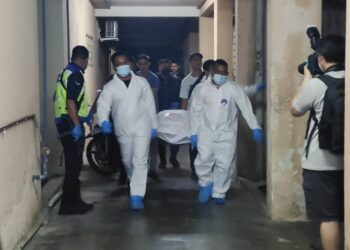 ANGGOTA polis membawa keluar mayat seorang lelaki yang ditemukan terlentang di ruang tamu dengan kesan tikaman di rusuk kanan selepas bergaduh dengan seorang wanita dalam kejadian di Taman Bukit Delima, Seremban.