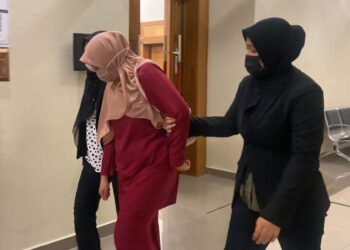 NURUL Syafiha Awang (tengah) dibawa keluar dari mahkamah Sesyen Kuantan, di Kuantan, Pahang. - UTUSAN/DIANA SURYA ABD WAHAB