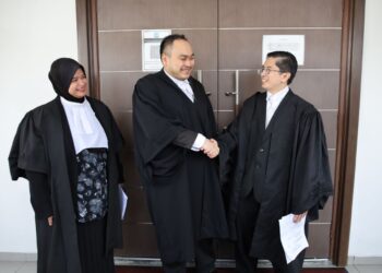 ESMAEL Shah Shahrurin (kanan) dan Weera (tengah) bersalaman selepas mencapai persetujuan kedua-dua belah pihak untuk tidak meneruskan tuntutan saman terhadap sebuah syarikat pertanian di Mahkamah Tinggi Kota Bharu, Kelantan hari ini. -UTUSAN/ KAMARUL BISMI KAMARUZZAMAN