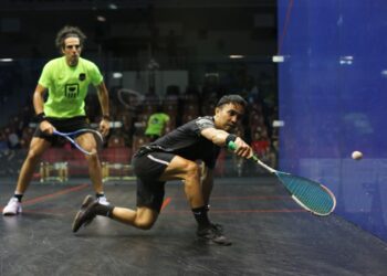 Muhamad Addeen Idrakie Bahtiar (kanan) berusaha membalas pukulan yang disempurnakan Omar Mosaad pada pusingan pertama Terbuka Malaysia di Pusat Skuasy Nasional, Bukit Jalil, Kuala Lumpur, hari ini. - Gambar Ihsan SRAM