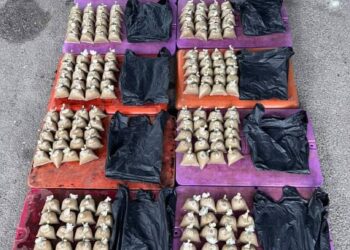 POLIS Daerah Barat Daya merampas  air ketum yang siap diproses, daun ketum serta alat-alat memproses air ketum dalam serbuan di Permatang Damar Laut, Bayan Lepas, Pulau Pinang.