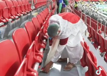 SALAH seorang warganegara Jepun mengutip sampah di tempat duduk dalam Stadium Al-Bayt, Qatar, malam tadi.