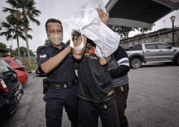 MUHAMMAD Hafiz Ghazali (depan) dan rakannya, Mohd. Hazani Mohd. Yusof (belakang) ketika dibawa ke Mahkamah Sesyen Bandar Baru Bangi bagi menghadapi pertuduhan merompak doktor gigi dan pembantunya.