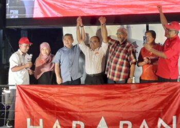 SALAHUDDIN Ayub (tiga kiri) menjulang tangan Mohammad Sofee Razak yang diumumkan sebagai calon PH Parlimen Padang Serai di Kulim. -UTUSAN/AZAHAR HASHIM