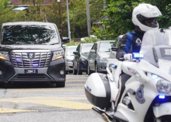 KENDERAAN yang membawa Muhyiddin kembali memasuki kediaman beliau selepas dua jam keluar dia Bukit Damansara, Kuala Lumpur. UTUSAN/SHIDDIEQIIN ZON