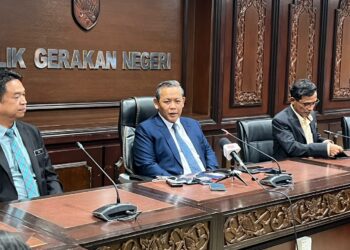 AMINUDDIN Harun dalam sidang akhbar selepas mempengerusikan Mesyuarat Mingguan Exco di Wisma Negeri, Seremban hari ini.-UTUSAN/ZAKKINA WATI AHMAD TARMIZI.