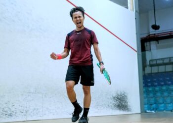 MUHAMMAD ADDEEN ADRAKIE BAKHTIAR meraikan kejayaannya mengejutkan pilihan ketujuh dari Jerman, Raphael Kandra pada pusingan kedua Terbuka Malaysia di Pusat Skuasy Nasional, Bukit Jalil, Kuala Lumpur, hari ini. - Gambar Ihsan SRAM