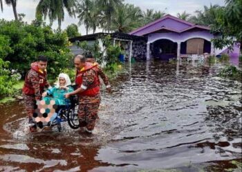 ANGGOTA bomba memindahkan mangsa banjir akibat ban pecah di Kampung Ban RB, Sungai Sireh, Tanjong Karang, Kuala Selangor, Selangor.