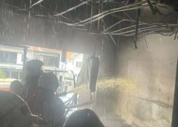 ANGGOTA bomba memadamkan kebakaran itu di sekitar Kawasan Perkuburan Nirwana, Seksyen U13, Shah Alam, Selangor.