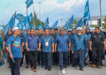 MUHAMMAD Sanusi Md. Nor (depan, tengah) mengiringi calon PN Parlimen Padang Serai, Azman Nasrudin pada proses penamaan calon PRU15 bagi kawasan berkenaan di Dewan Kompleks Sukan Taman Teknologi Tinggi Kulim di Kulim. -UTUSAN/SHAHIR NOORDIN
