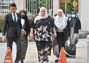 SITI Bainun Ahd Razali hadir di Mahkamah Sesyen Kuala Lumpur bagi keputusan kes mengabai dan menganiaya remaja perempuan sindrom Down, Bella. UTUSAN/MOHD. FIRDAUS MOHD. JOHARI.