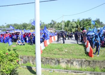 PENYOKONG BN dan PN pada proses penamaan calon DUN Tioman di Dewan Jubli Perak Sultan Haji Ahmad Shah di Rompin, Pahang. - UTUSAN/SHAIKH AHMAD RAZIF
