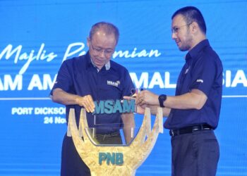 TUN Arifin Zakaria (kiri) bersama Presiden dan Ketua Eksekutif Kumpulan PNB, Ahmad Zulkarnain Onn ketika merasmikan MSAM 2022 di Port Dickson hari ini. - UTUSAN/MOHD SHAHJEHAN MAAMIN