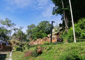 ANGGOTA bomba dan MPKS membersihkan lokasi runtuhan tanah itu di Bukit Malawati, Kuala Selangor, Selangor.