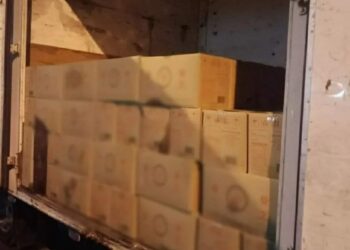 LORI milik syarikat kurier yang digunakan untuk menyeludup minyak masak bersubsidi berjaya ditahan oleh KPDNHEP negeri di Kota Bharu, Kelantan malam tadi.-UTUSAN/IHSAN KPDNHEP