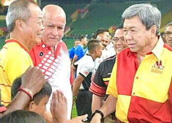 SULTAN Sharafuddin Idris Shah berkenan bersalaman dengan lagenda bola sepak Selangor, Datuk Soh Chin Ann dalam satu perlawanan bola sepak baru-baru ini.