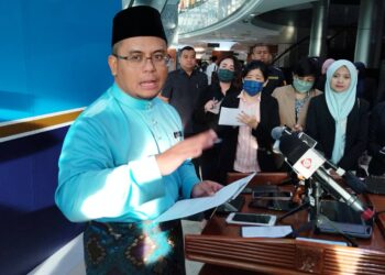 AMIRUDIN Shari ketika sidang akhbar selepas membentangkan Belanjawan Selangor 2023 di Bangunan Annex, Shah Alam, Selangor hari ini-UTUSAN/ MOHAMAD NAUFAL MOHAMAD IDRIS