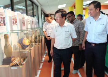 CHOW Kon Yeow ditemani Soon Lip Chee (kanan) ketika meninjau ruang pameran mengenai atlet kelahiran Pulau Pinang di Galeri Sukan Negeri Pulau Pinang di Seberang Jaya.