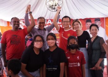 DZULKEFLY Ahmad beramah mesra dengan rakyat yang menghadiri program itu di perkarangan Pejabat Pusat Khidmat Rakyat Parlimen Kuala Selangor, Kuala Selangor, Selangor. -UTUSAN/ ISKANDAR SHAH MOHAMED