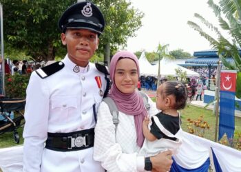SYUHAIMI SHUIB bersama-sama anak serta isteri pada Majlis Perbarisan Tamat PLAK di PULAPOL di Batu Anam, Segamat.