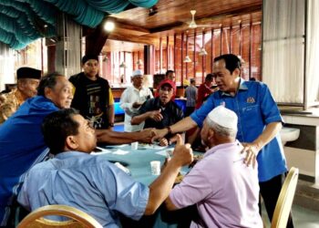 AHMAD Maslan beramah mesra dengan orang ramai yang menghadiri Dailog Bersama Ahli Parlimen Pontian di Rumah Citra Sri Pinang di Benut, Pontian.