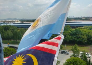 KEADAAN Jalur Gemilang yang dipasang terbalik oleh suspek di sebuah pangsapuri di Klang, Selangor.